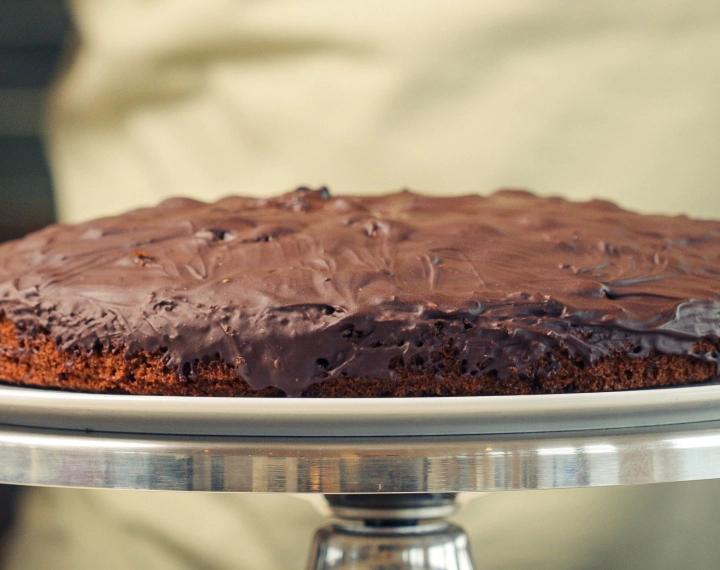 Gotowy domowy cannabis space cake z roztopioną gorzką czekoladą, podawany jako klasyczny deser edible