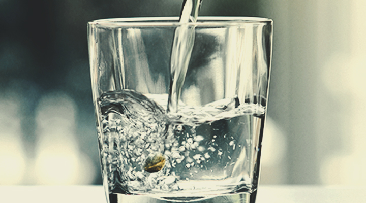Sposób ze szklanką wody